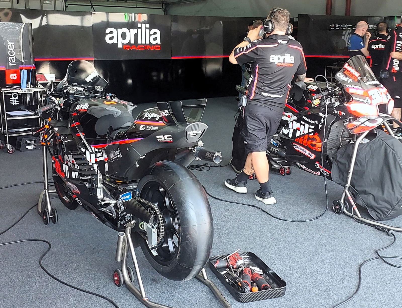 Rear wing, exhaust on Lorenzo Savadori's Aprilia at Aragon MotoGP test